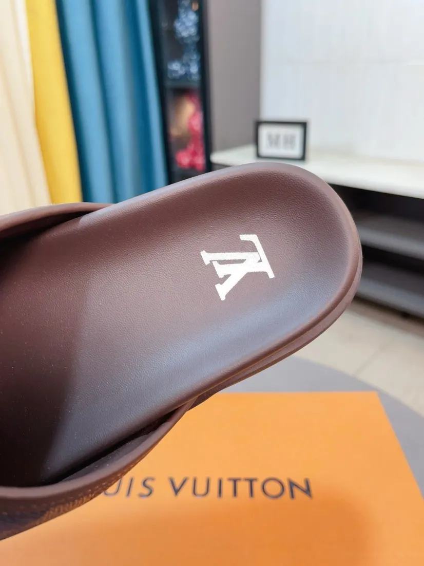 Men's shoes 💰360🌹🌹 (lv-Louis Vuitton) new men's sandals, high-end boutique, exquisite embossed logo decoration on the upper, fine workmanship, super soft soles, casual, loose and comfortable, a must-have in summer! \nsize：38-44